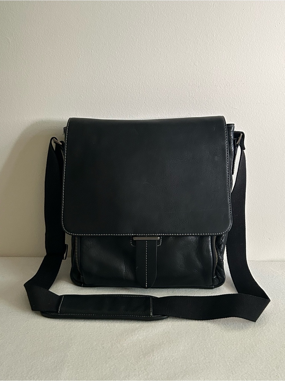 Danier Men's Black Leather Messenger Bag - Classic Travel & Work Crossbody